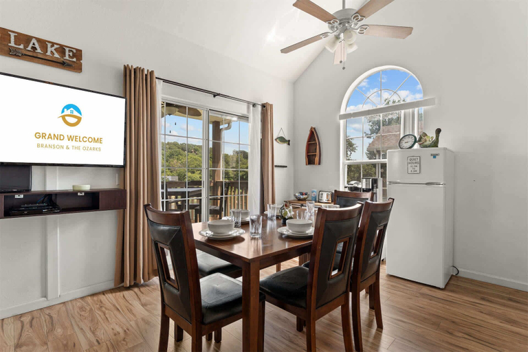 Others, Peaceful Lakeview Escape - For 6, Taney