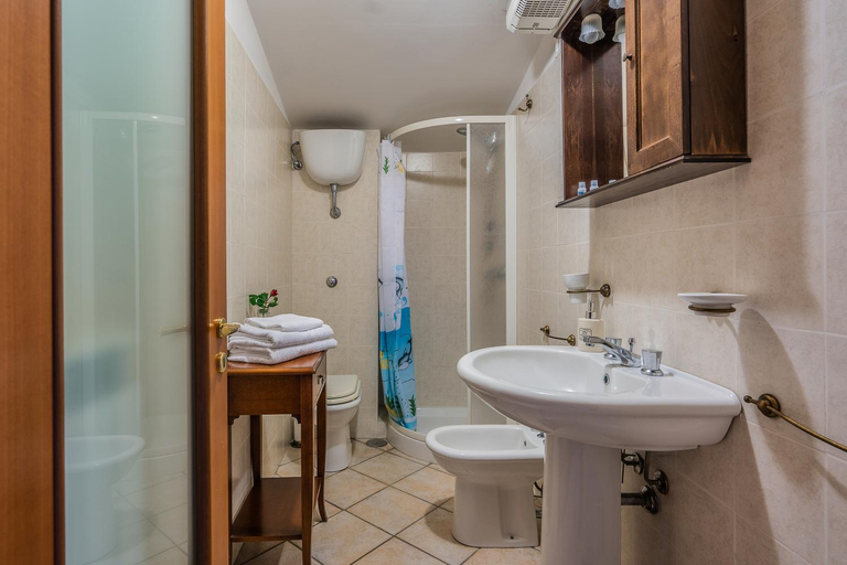 Bathroom 3, Mont E Case, Napoli