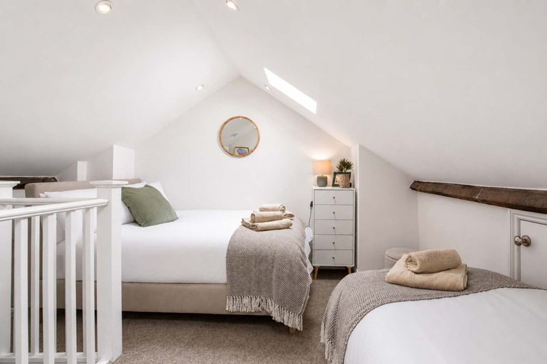 Room 2, Stylish Hertford House - Ideal for Work or Leisure, Hertfordshire