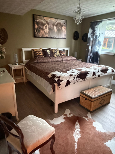 Room 5, Serene 2-bedroom Apartment With Private Entrance and Pool Access, Huron