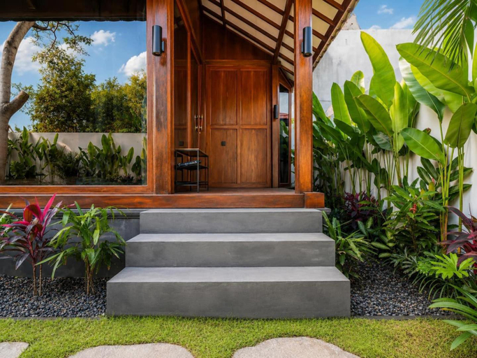 Exterior & Views