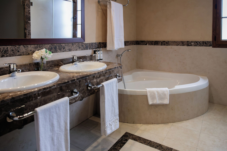 Bathroom 5, Hotel Cándido, Segovia