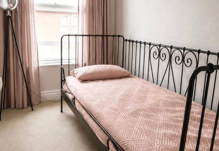 Room 4, Smart 3 Bed House, Minutes From Penny Lane, Sefton