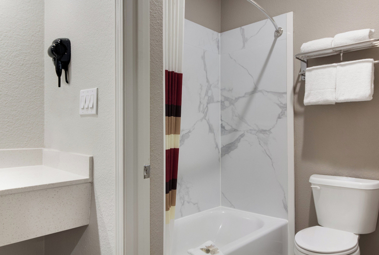 Bathroom 4, Red Roof Inn PLUS+ Galveston - Beachfront, Galveston