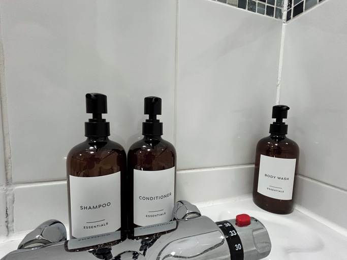 Bathroom amenities, Character Bedford Apartment with Two Bedrooms, Bedfordshire