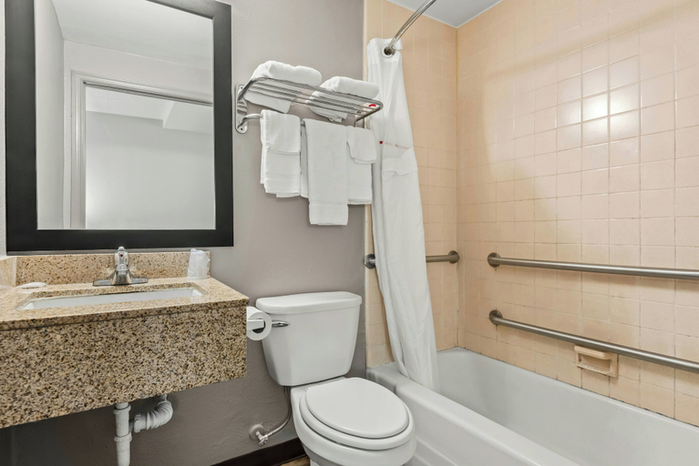 Bathroom 4, Red Roof Inn York Downtown, York