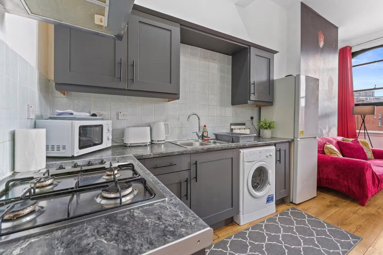Private kitchen 2, 3 Bedroom Apt at Birmingham J Q With Parking, Birmingham