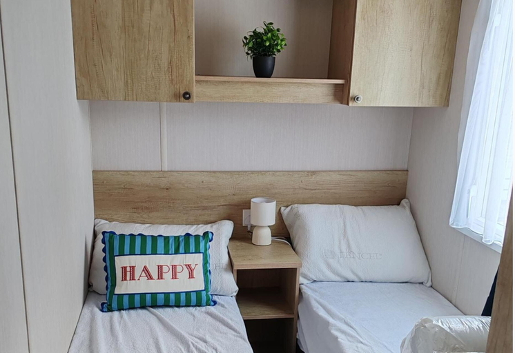 Room 5, Par Sands 3-bed Caravan, Sleeps 8 With Parking, Cornwall