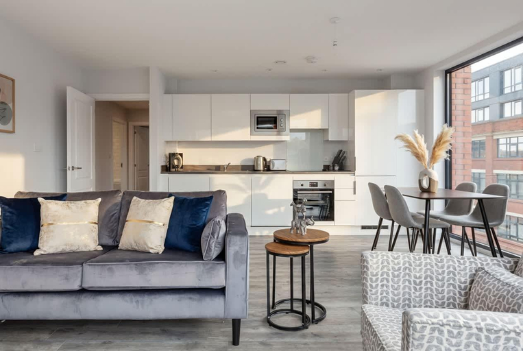 Others 5, Stylish 2 Bed Apartment in Central Birmingham, Birmingham