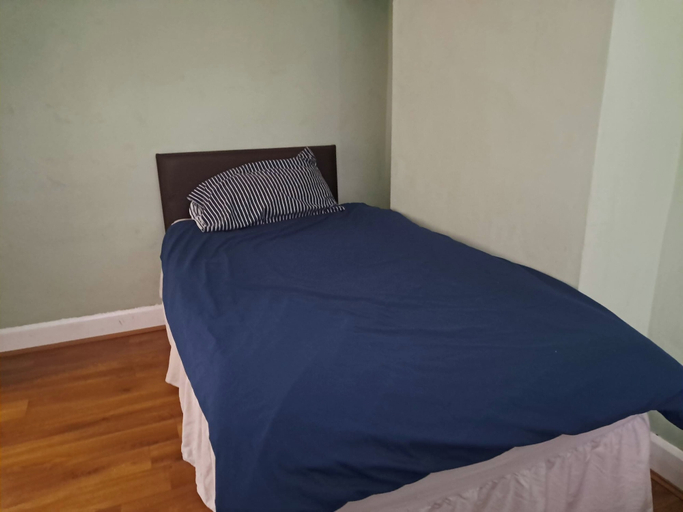 Room 3, House Sleeps 6with Parking, Belfast