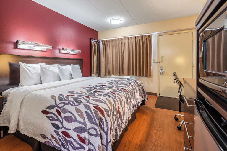 Bedroom 5, Red Roof Inn Merrillville, Lake