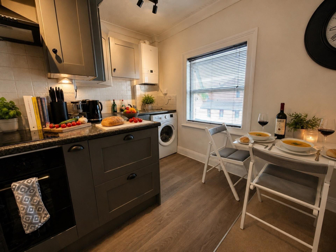 Private kitchen 4, Character Bedford Apartment with Two Bedrooms, Bedfordshire