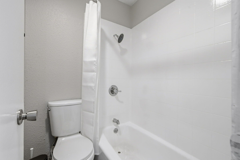 Bathroom 3, Stylish 2BR Apt in Houston, Houston