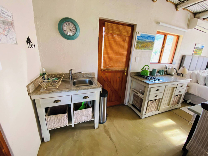 Private kitchen, Tranquil Villa Retreat at Oaksrest Vineyards, Ladismith, Eden