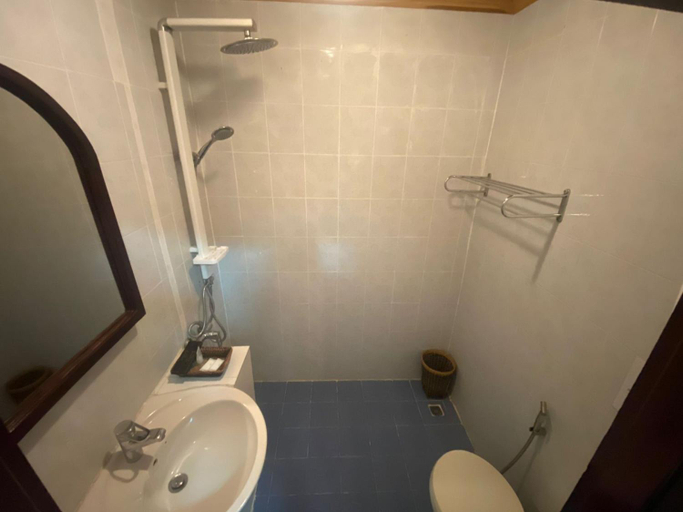 Bathroom 5, Vangsavath Hotel, Luang Prabang