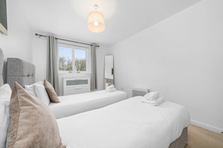 Room 4, Sleek 2BR Edinburgh Near Murrayfield Sleeps 4, Edinburgh