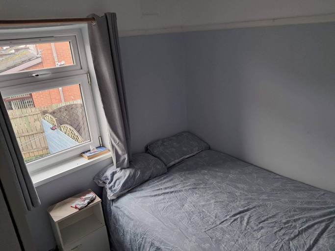 Room 2, House Sleeps 6with Parking, Belfast