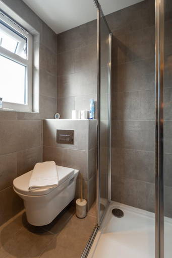 Others 5, Spacious 5 Bedroom Home with Garden in Tooting, London
