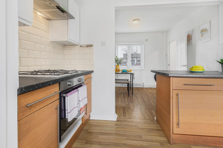 Private kitchen 5, 3 Bed House Sleeps 8 -near Heathrow -free Parking, London