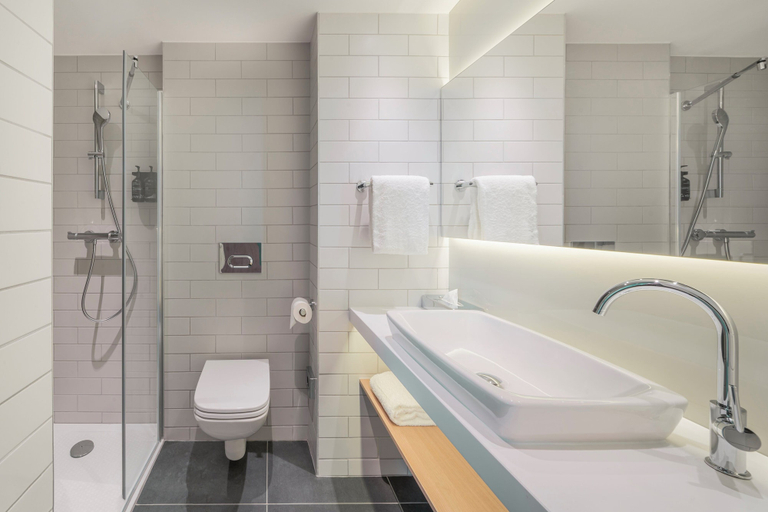 Bathroom 5, Holiday Inn Express MARNE-LA-VALL�E VAL D'EUROPE by IHG, Seine-et-Marne