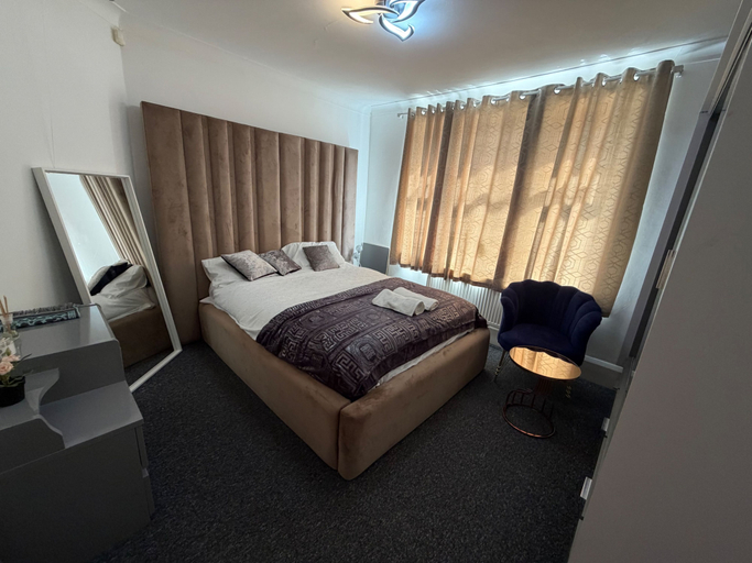 Room 5, 3 Bedroom House Sleeps 7 - Free Parking, Stockport