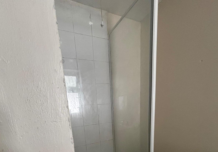Bathroom 2, Aston 1-bed Apartment, Sleeps 2 Near Shops, Birmingham