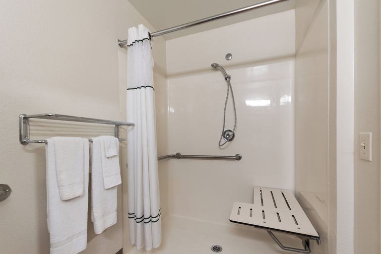 Bathroom 3, HomeTowne Studios By Red Roof Seattle - Kent/ Des Moines, King