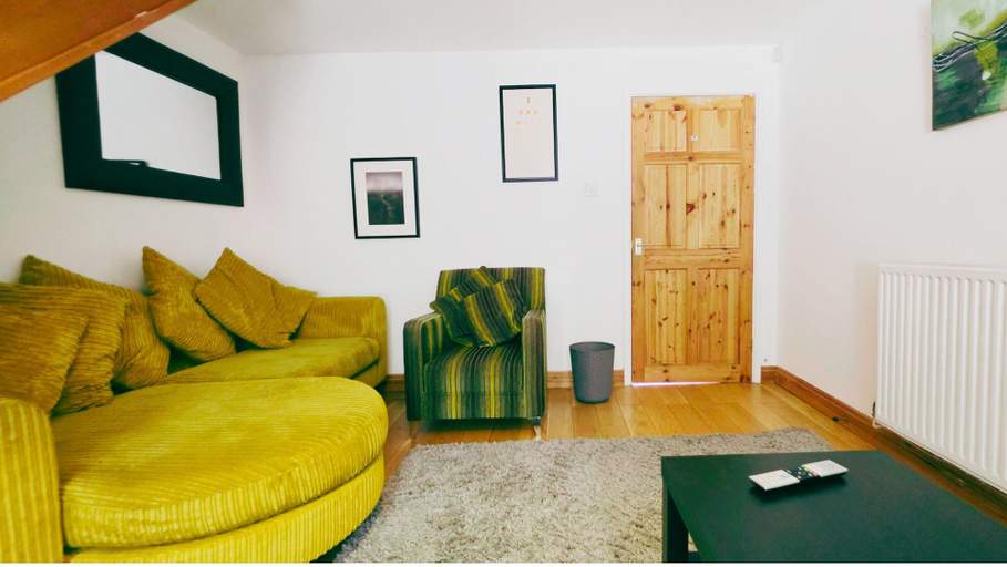 Lounge 3, Bright and Modern 2BR House, Nottingham
