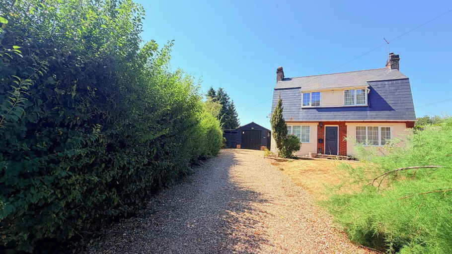 Room 4, Dutch Cottage Spacious 2-bed w Large Garden, Essex