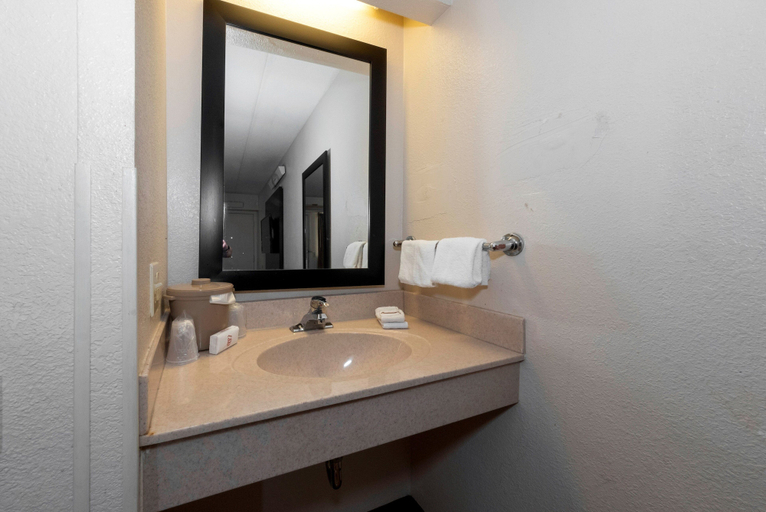 Bathroom 4, Red Roof Inn Chicago - Lansing, Cook