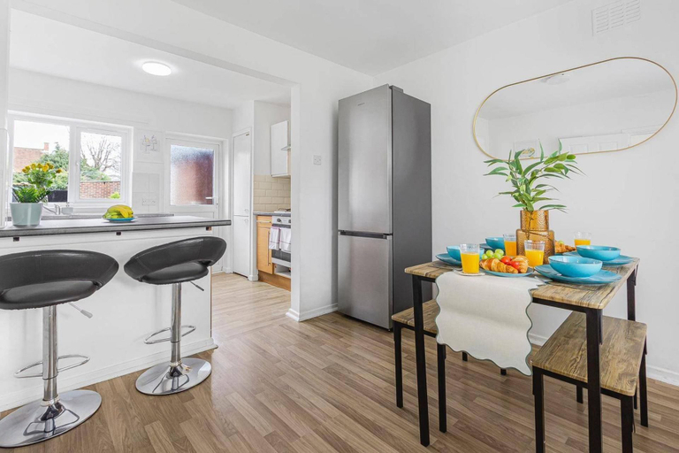 Dining 3, 3 Bed House Sleeps 8 -near Heathrow -free Parking, London