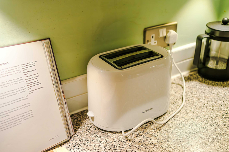 Room 2, Elite 5BR Manchester Hub Fast Wifi M56 Link, Manchester