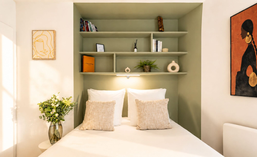 Room 4, 1530 Roux, Paris