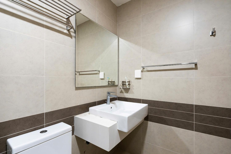 Bathroom 5, River Gate, District 4