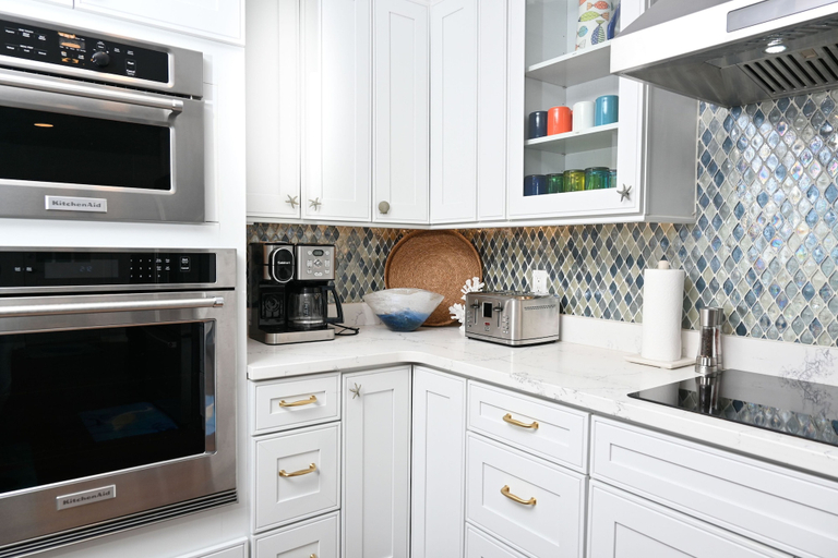 Private kitchen 5, Leisure Beach Ocean Retreat - Luxury Beachfront House 3 Bedroom Home