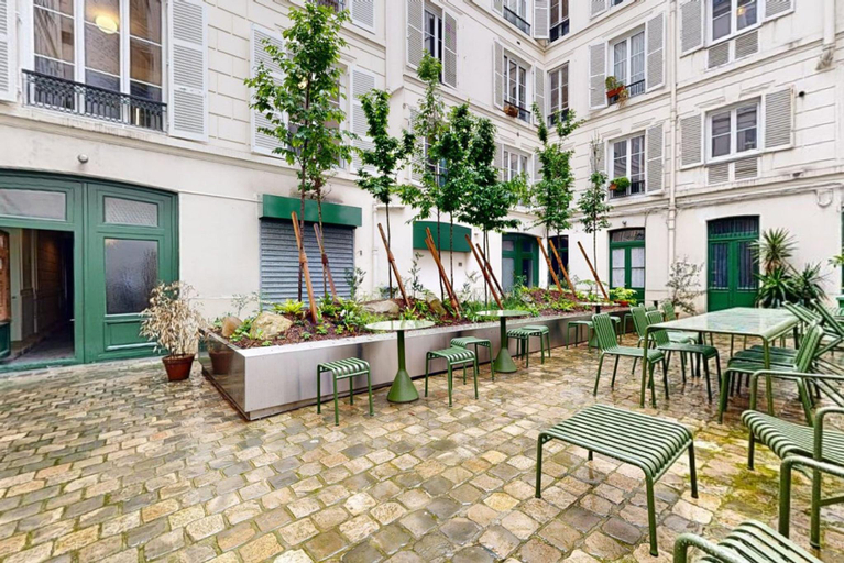 5, JOIVY Charming 2-bed flat w  shared spaces, Paris