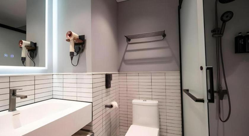Bathroom 4, Harbour Bay Hotel, Kowloon