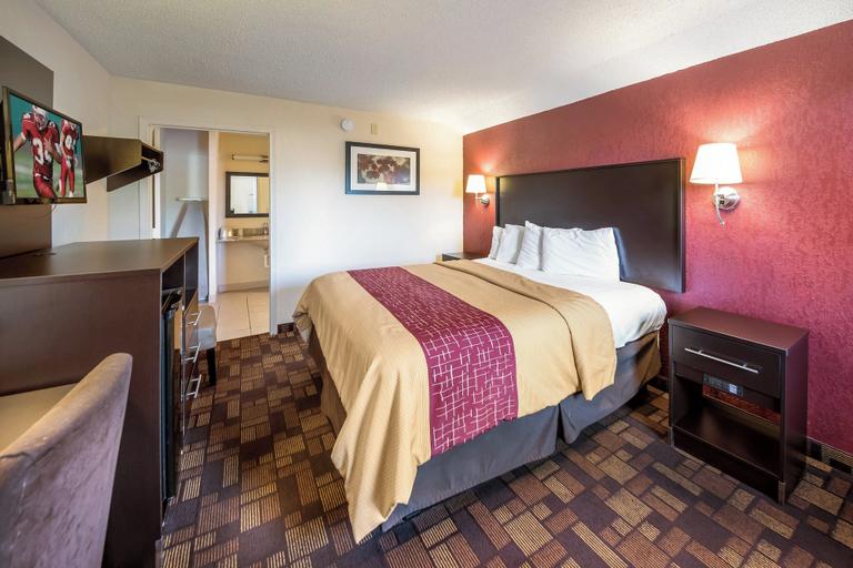 Bedroom 3, Red Roof Inn Anderson, IN, Madison