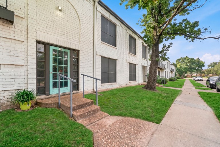 Exterior, Stylish 2BR Apt in Houston, Houston