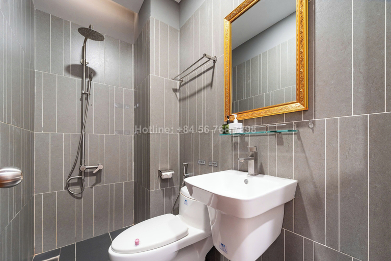 Bathroom 3, TagoAmber, District 1