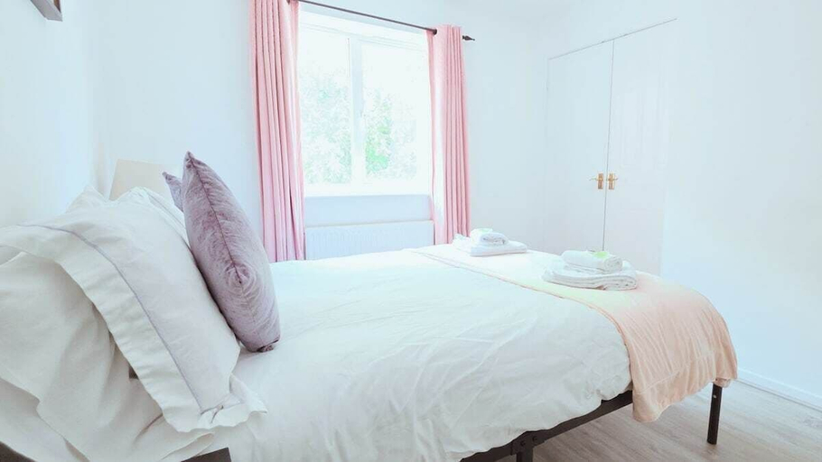 Room 2, Bright and Modern 2BR House, Nottingham