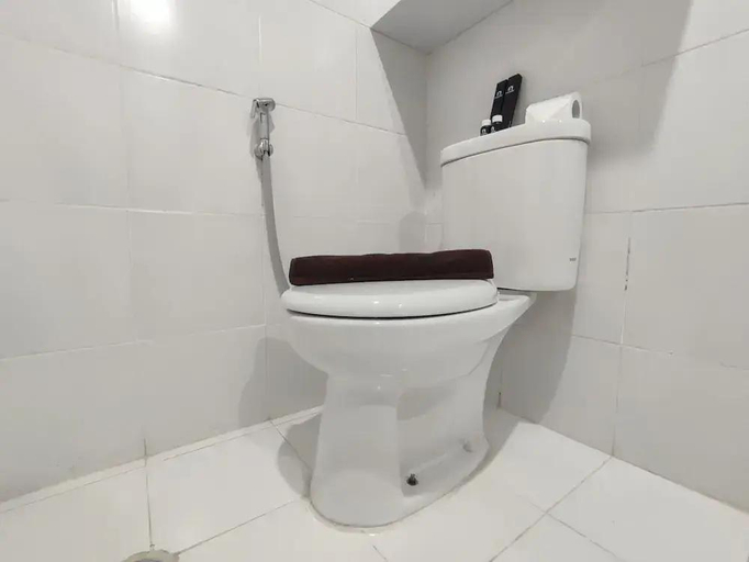 Bathroom 3, Nice Cozy Studio At Paltrow City Apartment, Semarang