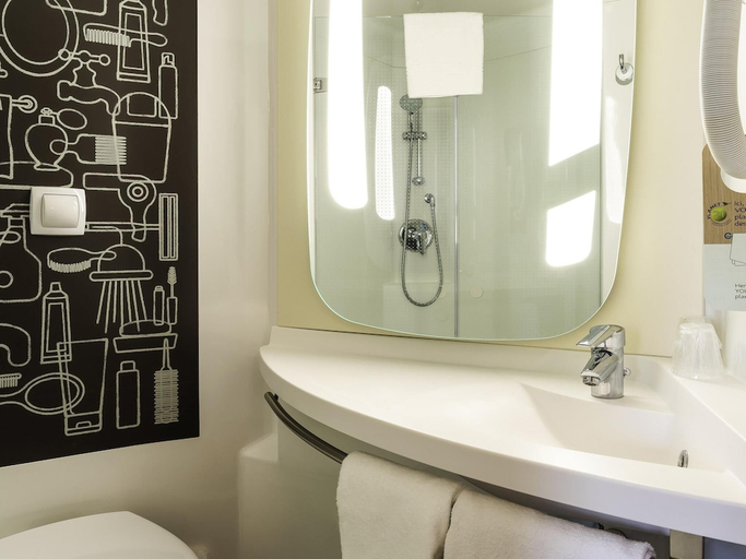 Bathroom, ibis Mulhouse Bale Aeroport, Haut-Rhin
