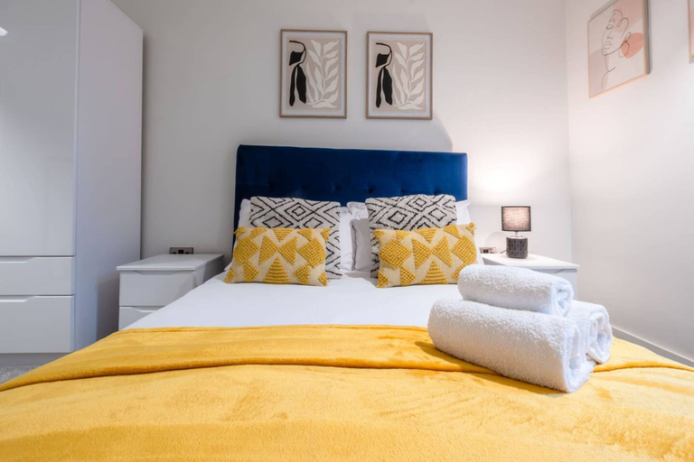 Room 4, Luxury Home Pool Table Free Parking Sleeps 8, Manchester
