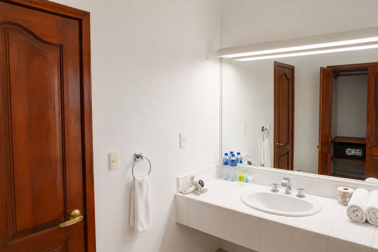 Bathroom 3, Caracol Plaza, Dist. Pochutla