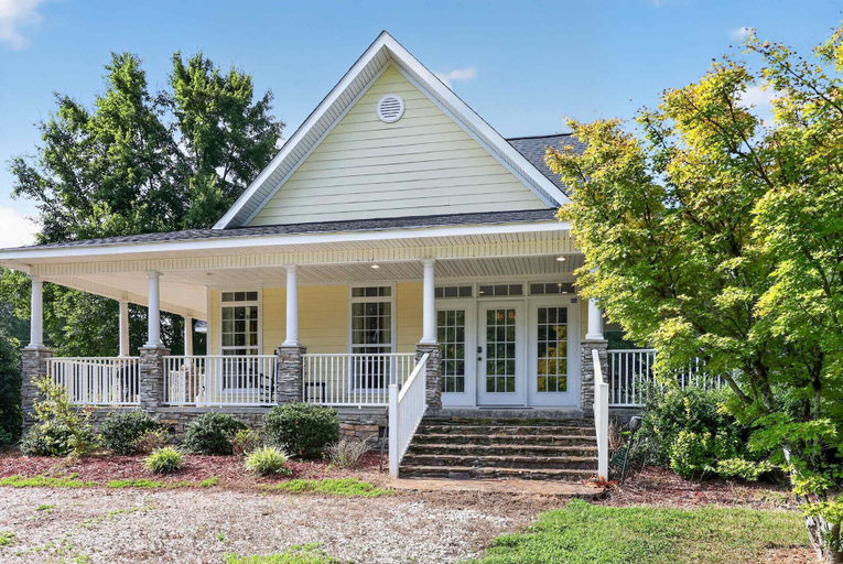 Room 1, Cozy Hunter s Retreat Wraparound Porch Fireplace, McDuffie