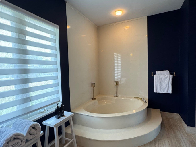 Bathroom, Lighthouse 1124 3 Bedroom Home by RedAwning, Collier