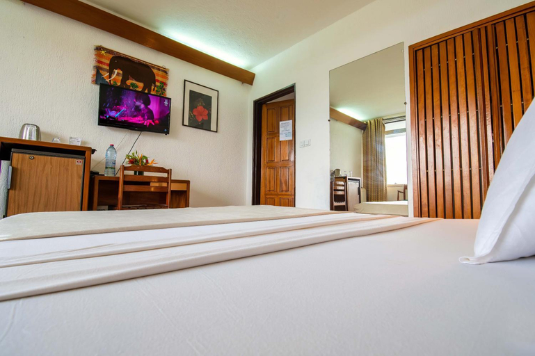 Bedroom 2, Hostellerie de la Sanaga, Sanaga Maritime