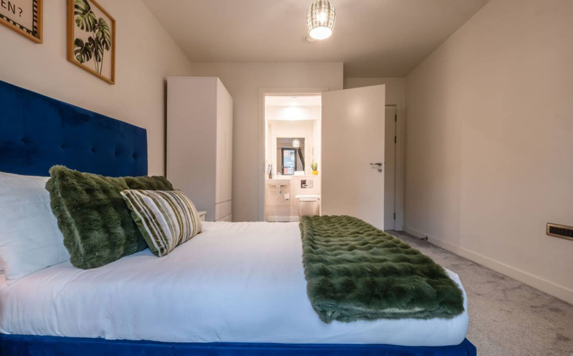 Room 5, Luxury Home Pool Table Free Parking Sleeps 8, Manchester