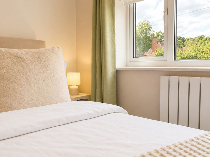 Room 5, Perfect Booking Bright 3 Bed Home w Garden Sunroom, Windsor and Maidenhead